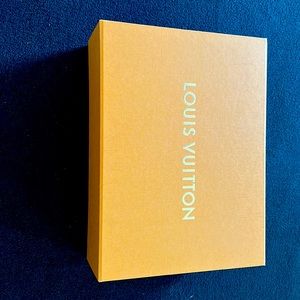 Louis Vuitton golden yellow large magnetic lid
rectangular storage gift box